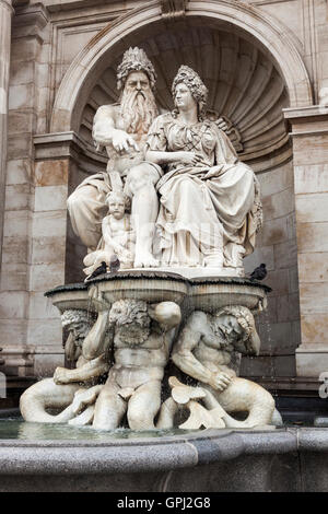 Fontana con la statua al museo Albertina su Augustinerstrasse a Vienna, in Austria Foto Stock