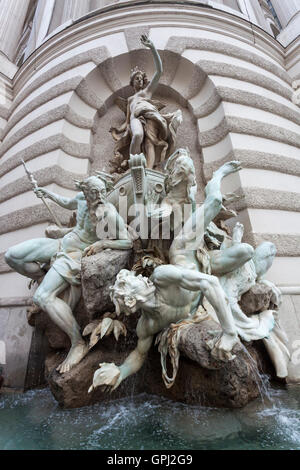 Potere sul mare fontana in Michaelertrakt, il Palazzo di Hofburg di Vienna, Austria Foto Stock