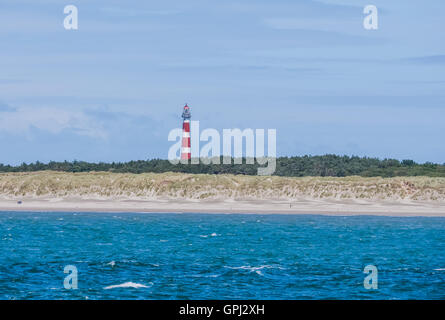 Faro sull isola di Ameland con cielo blu Foto Stock