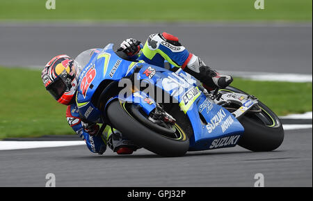 La Suzuki MAVERICK VINALES sul suo modo di vincere il 2016 Octo Gran Premio di Gran Bretagna a Silverstone, Northamptonshire. Foto Stock