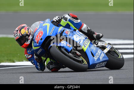 La Suzuki MAVERICK VINALES sul suo modo di vincere il 2016 Octo Gran Premio di Gran Bretagna a Silverstone, Northamptonshire. Foto Stock