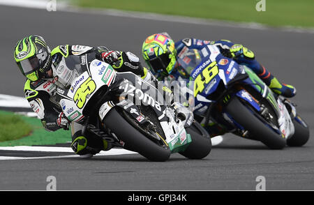 Honda Cal Crutchlow (sinistra) e Yamaha Valentino Rossi (a destra) durante il 2016 Octo Gran Premio di Gran Bretagna a Silverstone, Northamptonshire. Foto Stock