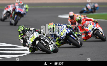 Honda Cal Crutchlow conduce da Yamaha Valentino Rossi sul suo modo di un secondo posto finale durante il 2016 Octo Gran Premio di Gran Bretagna a Silverstone, Northamptonshire. Foto Stock