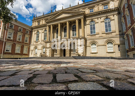 Osgoode Hall nel centro cittadino di Toronto e mostrato con il suo passaggio pedonale acciottolata. Foto Stock