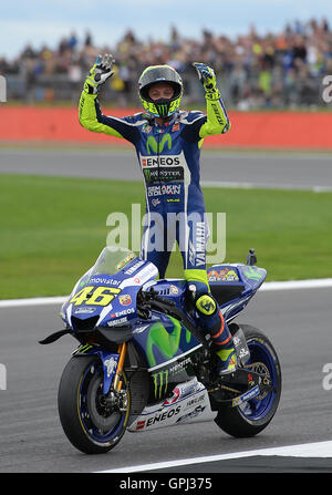 Yamaha Valentino Rossi festeggia il suo terzo posto finale durante il 2016 Octo Gran Premio di Gran Bretagna a Silverstone, Northamptonshire. Foto Stock