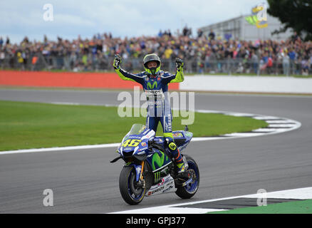 Yamaha Valentino Rossi festeggia il suo terzo posto finale durante il 2016 Octo Gran Premio di Gran Bretagna a Silverstone, Northamptonshire. Foto Stock