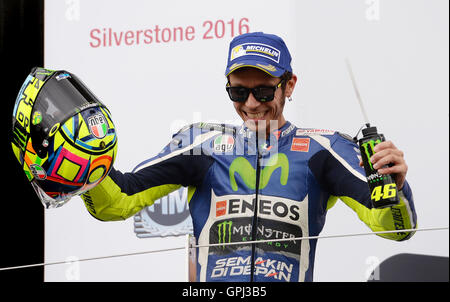 Yamaha Valentino Rossi festeggia il suo terzo posto finale dopo il 2016 Octo Gran Premio di Gran Bretagna a Silverstone, Northamptonshire. Foto Stock