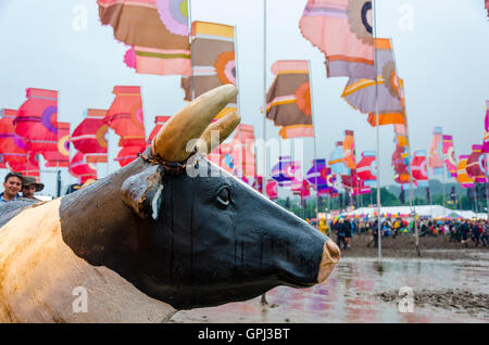 Scultura di mucca/modello a Glastonbury Festival of Contemporary Performing Arts 2016 guarda le bandiere svolazzanti Foto Stock