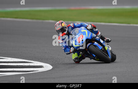 La Suzuki MAVERICK VINALES sul suo modo di vincere il 2016 Octo Gran Premio di Gran Bretagna a Silverstone, Northamptonshire. Foto Stock