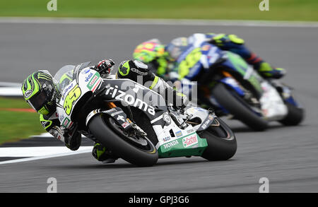 Honda Cal Crutchlow (sinistra) e Yamaha Valentino Rossi (a destra) durante il 2016 Octo Gran Premio di Gran Bretagna a Silverstone, Northamptonshire. Foto Stock