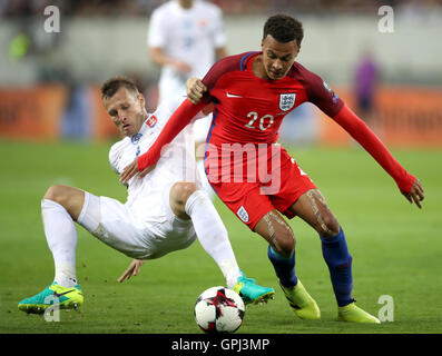 La Slovacchia è Jan Durica (sinistra) e l'Inghilterra del dele Alli battaglia per la sfera durante il 2018 FIFA World Cup Match di qualificazione all'Arena Città, Trnava. Foto Stock