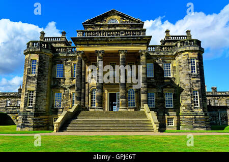 Seaton Delaval Hall aspetto anteriore nuvola nel cielo blu Foto Stock