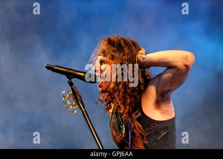 Rui Brito, cantante della rock band "aints del peccato al 2016 Grande Dorset fiera del vapore, Tarrant Hinton, Dorset, Regno Unito. Foto Stock