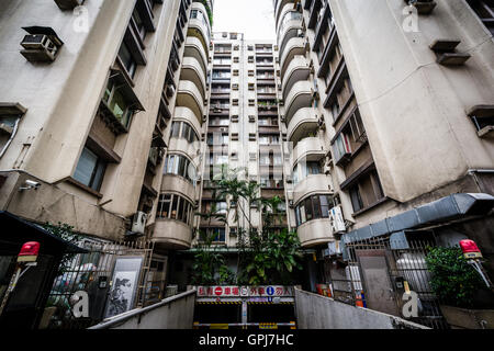 Edificio di appartamenti vicino Zhongxiao Dunhua, da'un distretto, in Taipei, Taiwan. Foto Stock