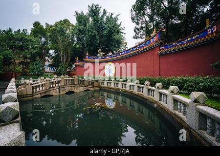 Ponte su un piccolo stagno in un parco nel quartiere di Datong, in Taipei, Taiwan. Foto Stock