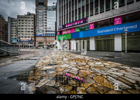 Edifici vicino Zhongxiao Dunhua, in Taipei, Taiwan. Foto Stock