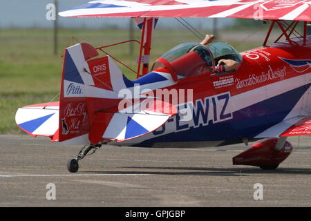 Pitts Special di rullaggio per stand display seguente a Scampton Foto Stock