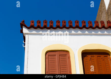 Tipica casa greca dettaglio con tetto in ceramica e vetro in legno scudi nel paesino di mare in Laconia, Grecia Foto Stock