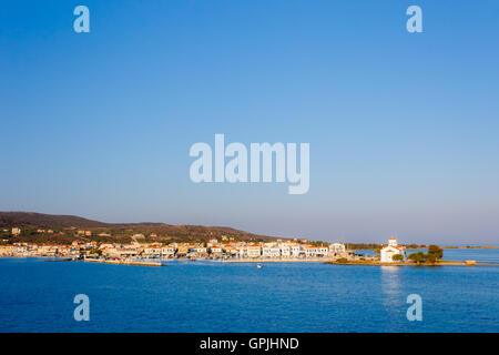 Elafonisos porto entrata con Agios Spyridon piccola chiesa bianca in background Elafonisos, Laconia Foto Stock