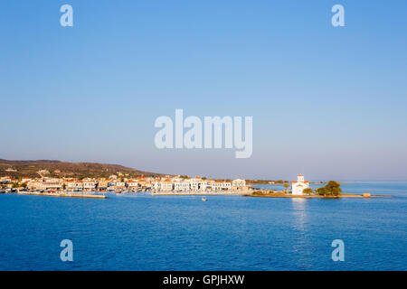 Elafonisos porto entrata con Agios Spyridon piccola chiesa bianca in background Elafonisos, Laconia Foto Stock