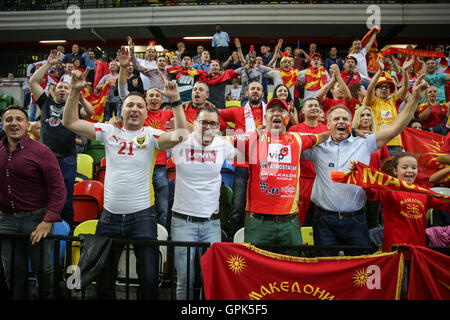 Londra, Regno Unito. 3rd. Settembre, 2016. Macedonia sostenitori allegria. Team GB riprodurre Macedonia presso Olympic Park, London, Regno Unito. copyright Carol moiré/Alamy Live News. Foto Stock