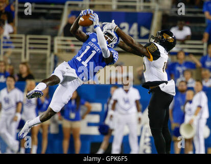 Lexington, Kentucky, Stati Uniti d'America. Il 23 febbraio, 2016. Kentucky Wildcats cornerback J.D. Harmon (11) viene tirato verso il basso una intercettazione nella parte anteriore del Sud Miss Golden Eagles wide receiver Korey Robertson (18)Kentucky ha aperto la stagione contro Southern Miss sabato 3 settembre 2016 in Lexington, KY. © Lexington Herald-Leader/ZUMA filo/Alamy Live News Foto Stock