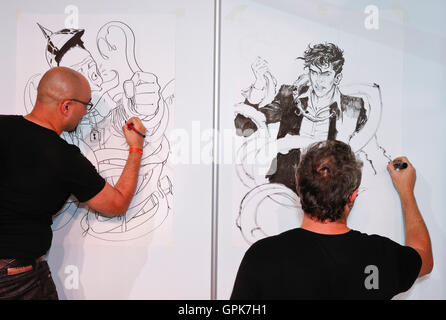 Bruxelles, Belgio. 3 Sep, 2016. Fumettisti disegnare durante il fumetto festival 'Fete de la BD' a Bruxelles, Belgio, Sett. 3, 2016. La tre giorni di festival è stato inaugurato il 7 settembre 2. © Ye Pingfan/Xinhua/Alamy Live News Foto Stock