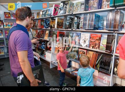 Bruxelles, Belgio. 3 Sep, 2016. Persone pick cartoon libri durante il fumetto festival 'Fete de la BD' a Bruxelles, Belgio, Sett. 3, 2016. La tre giorni di festival è stato inaugurato il 7 settembre 2. © Ye Pingfan/Xinhua/Alamy Live News Foto Stock