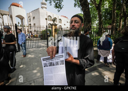 Londra, Regno Unito. Il 4 settembre, 2016. Immagine del file: Yazdani islamista Choudary, 53, il fratello maggiore di radicale imprigionato Anjem Choudary, visto qui durante una protesta islamista al di fuori di Regent's Park moschea 12/07/2013 Credit: Guy Corbishley/Alamy Live News Foto Stock