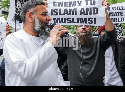 Londra, Regno Unito. Il 4 settembre, 2016. Immagine del file: Yazdani islamista Choudary(R), 53, il fratello maggiore di radicale imprigionato Anjem Choudary(L), visto qui durante una protesta islamista al di fuori dell'Alta Commissione Indiana su 09/05/2014 Credit: Guy Corbishley/Alamy Live News Foto Stock