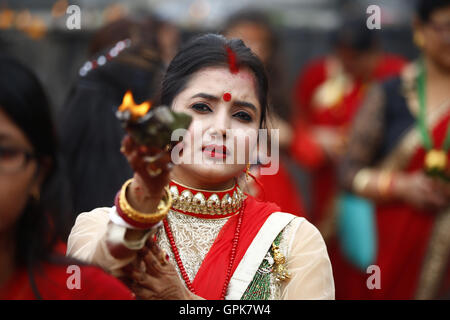 Kathmandu, Nepal. 4 Sep, 2016. Una donna Nepalese detiene incenso come ella offrire preghiere durante le celebrazioni della Teej festival nel Tempio Pashupathinath premessa a Kathmandu, Nepal, domenica 4 settembre, 16. Le donne sposate e non venite a festeggiare il loro rapido dal culto offerta al Signore Shiva per la felicità coniugale e il benessere delle loro marito da pregare e cantare e ballare. © Skanda Gautam/ZUMA filo/Alamy Live News Foto Stock