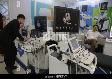 Phnom Penh. 4 Sep, 2016. Foto scattata il 7 settembre 4, 2016 mostra attrezzature mediche in una esposizione di prodotti farmaceutici e medicali in Phnom Penh Cambogia. La seconda mostra internazionale di prodotti farmaceutici e medicali calci fuori qui domenica con un obiettivo di promuovere lo sviluppo di questa industria nascente. © Phearum/Xinhua/Alamy Live News Foto Stock