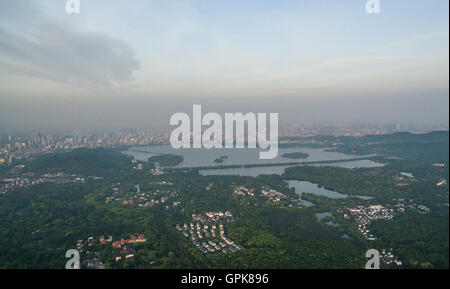 Hangzhou. Xxi Aprile, 2016. Foto realizzata il 21 aprile 2016 mostra una vista del West Lake in Hangzhou, a est della capitale cinese della Provincia di Zhejiang. L'undicesimo vertice G20 si terrà in Hangzhou da sett. Da 4 a 5. © Huang Zongzhi/Xinhua/Alamy Live News Foto Stock