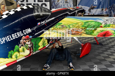 Un tecnico durante la preparazione della macchina di Petr Kopfstein per la partenza al Red Bull Air Race al Lausitzring in Klettwitz, Germania, 4 settembre 2016. Foto: BERND SETTNIK/dpa Foto Stock