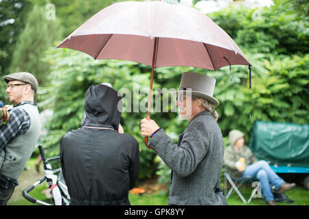 Larmer Tree Gardens Dorset, Regno Unito. Il 3 settembre, 2016. I frequentatori del festival si ripara dalla pioggia il giorno 3 del 2016 fine del festival di strada in Larmer Tree Gardens nel Dorset. Picture Data: Sabato 3 settembre, 2016. Photo credit: Roger Garfield/Alamy Live News Foto Stock