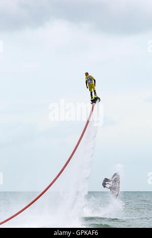 Bournemouth Dorset, Regno Unito. Il 4 settembre 2016. Il giorno finale del Grand Prix del mare a Bournemouth - International Hidroflight rider flyboarder Sonnie Bean intrattiene la folla con la sua alta emozione getto d'acqua mostra mentre Lee Stone Pro Freestyle campione del mondo intrattiene la folla con trucchi sul suo jet ski. Credito: Carolyn Jenkins/Alamy Live News Foto Stock