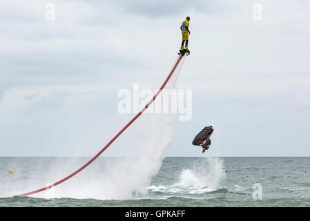 Bournemouth Dorset, Regno Unito. Il 4 settembre 2016. Il giorno finale del Grand Prix del mare a Bournemouth - International Hidroflight rider flyboarder Sonnie Bean intrattiene la folla con la sua alta emozione getto d'acqua mostra mentre Lee Stone Pro Freestyle campione del mondo intrattiene la folla con trucchi sul suo jet ski. Credito: Carolyn Jenkins/Alamy Live News Foto Stock