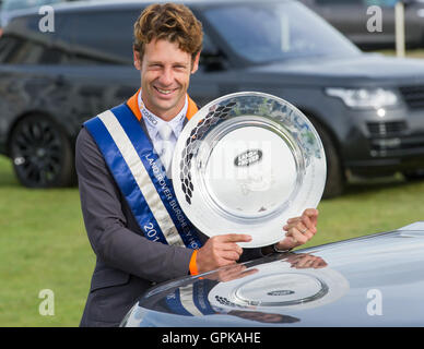 Stamford, Regno Unito. 04 Sep, 2016. La Land Rover Burghley Horse Trials, Burghley House, Stamford, Lincolnshire, Regno Unito. Cristopher Burton con il Land Rover perenne sfida trofeo nella parte anteriore del Burghley House Credito: Trevor Holt/Alamy Live News Foto Stock