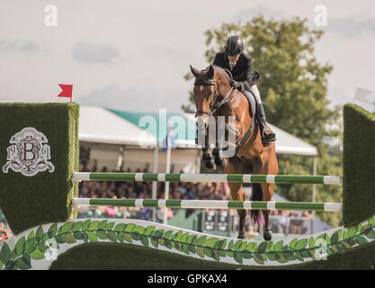 04.09.2016. Burghley House, Burghley, Inghilterra. Land Rover Burghley Horse Trials. Show Jumping. REVE DU ROUET cavalcato da Sarah Bullimore competere nel Showjumping Foto Stock