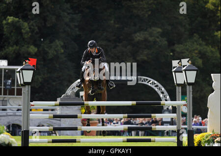 Stamford, Regno Unito. Il 4 settembre 2016. Christopher Burton (AUS) riding Nobilis 18 durante la fase di salto il giorno 4 del 2016 Land Rover Burghley Horse Trials, Stamford, Regno Unito. Credito: Jonathan Clarke/Alamy Live News Foto Stock