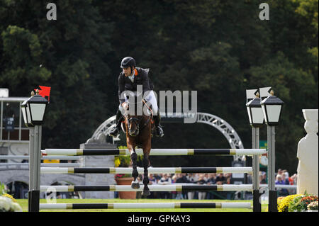 Stamford, Regno Unito. Il 4 settembre 2016. Christopher Burton (AUS) riding Nobilis 18 durante la fase di salto il giorno 4 del 2016 Land Rover Burghley Horse Trials, Stamford, Regno Unito. Credito: Jonathan Clarke/Alamy Live News Foto Stock