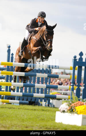 Stamford, Regno Unito. Il 4 settembre 2016. Christopher Burton (AUS) riding Nobilis 18 durante la fase di salto il giorno 4 del 2016 Land Rover Burghley Horse Trials, Stamford, Regno Unito. Credito: Jonathan Clarke/Alamy Live News Foto Stock