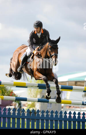 Stamford, Regno Unito. Il 4 settembre 2016. Christopher Burton (AUS) riding Nobilis 18 durante la fase di salto il giorno 4 del 2016 Land Rover Burghley Horse Trials, Stamford, Regno Unito. Credito: Jonathan Clarke/Alamy Live News Foto Stock