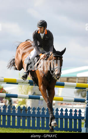 Stamford, Regno Unito. Il 4 settembre 2016. Christopher Burton (AUS) riding Nobilis 18 durante la fase di salto il giorno 4 del 2016 Land Rover Burghley Horse Trials, Stamford, Regno Unito. Credito: Jonathan Clarke/Alamy Live News Foto Stock