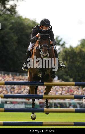 Stamford, Regno Unito. Il 4 settembre 2016. Christopher Burton (AUS) riding Nobilis 18 durante la fase di salto il giorno 4 del 2016 Land Rover Burghley Horse Trials, Stamford, Regno Unito. Credito: Jonathan Clarke/Alamy Live News Foto Stock