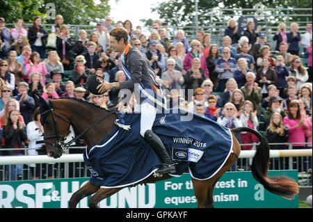 Stamford, Regno Unito. Il 4 settembre 2016. Christopher Burton (AUS) riding Nobilis 18 dopo la vittoria del 2016 Land Rover Burghley Horse Trials, Stamford, Regno Unito. Credito: Jonathan Clarke/Alamy Live News Foto Stock