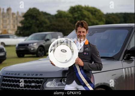 Stamford, Regno Unito. Il 4 settembre 2016. Christopher Burton (AUS) detiene la Land Rover Trofeo perpetua dopo la vittoria del 2016 Land Rover Burghley Horse Trials, Stamford, Regno Unito. Credito: Jonathan Clarke/Alamy Live News Foto Stock