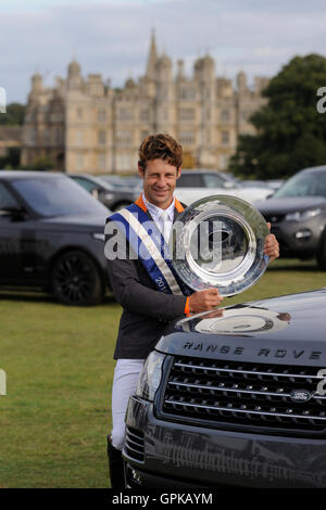 Stamford, Regno Unito. Il 4 settembre 2016. Christopher Burton (AUS) detiene la Land Rover Trofeo perpetua dopo la vittoria del 2016 Land Rover Burghley Horse Trials, Stamford, Regno Unito. Credito: Jonathan Clarke/Alamy Live News Foto Stock