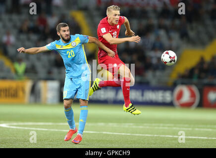 Astana in Kazakhstan. Il 4 settembre, 2016. Sergei Khizhnichenko (KAZ), Bartosz Salamon (POL). Il Kazakistan contro la Polonia, la Coppa del Mondo FIFA 2018 qualificatore. La partita si è conclusa in un 2-2 a credito: Azione Plus immagini di sport/Alamy Live News Foto Stock