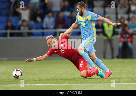 Astana in Kazakhstan. Il 4 settembre, 2016. Kamil Glik (POL), Sergei Khizhnichenko (KAZ), Kazakistan contro la Polonia, la Coppa del Mondo FIFA 2018 qualificatore. La partita si è conclusa in un 2-2 a credito: Azione Plus immagini di sport/Alamy Live News Foto Stock